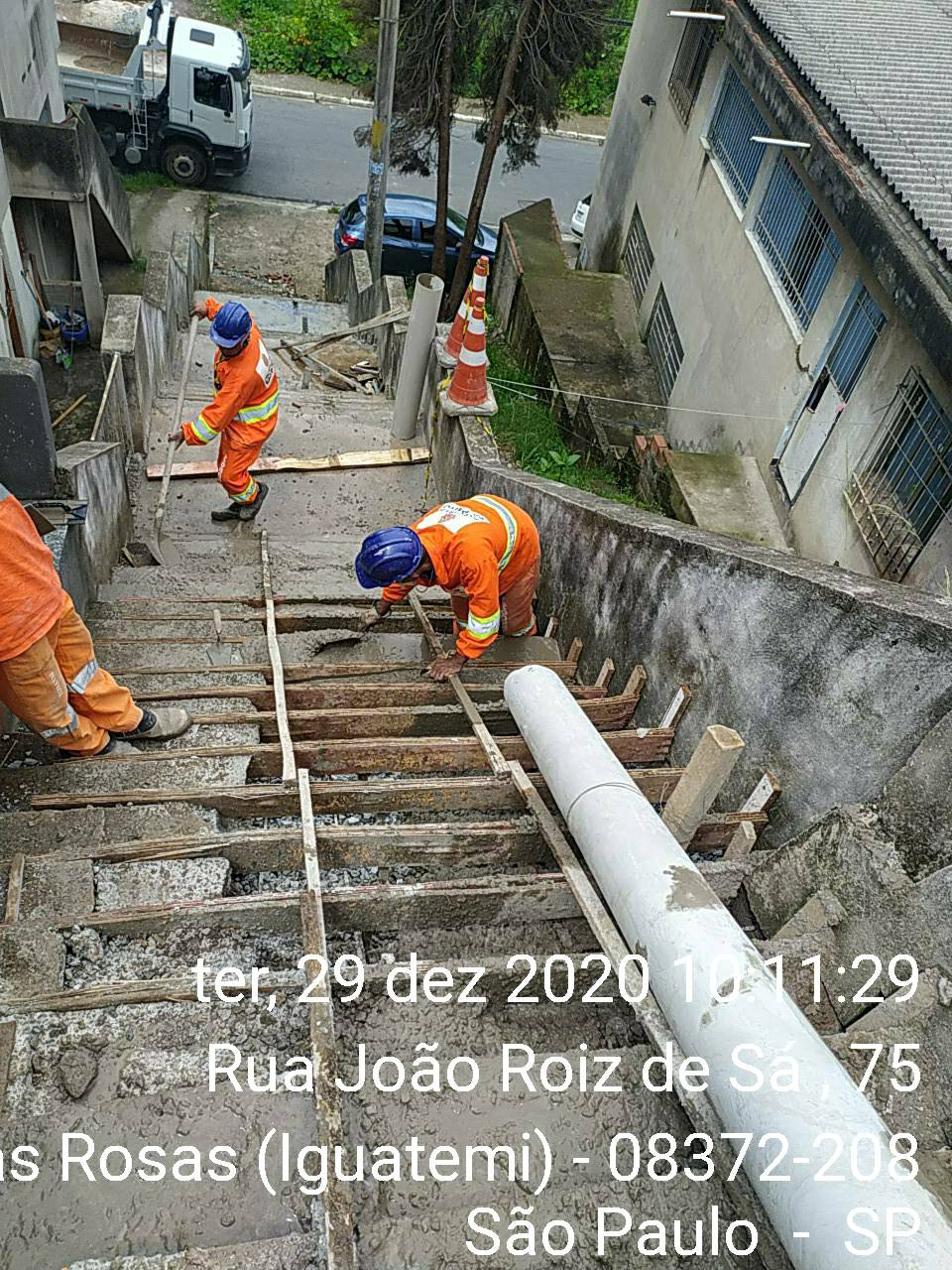 Homens trabalham na montagem do degraus do escadão da rua João Roiz de Sá